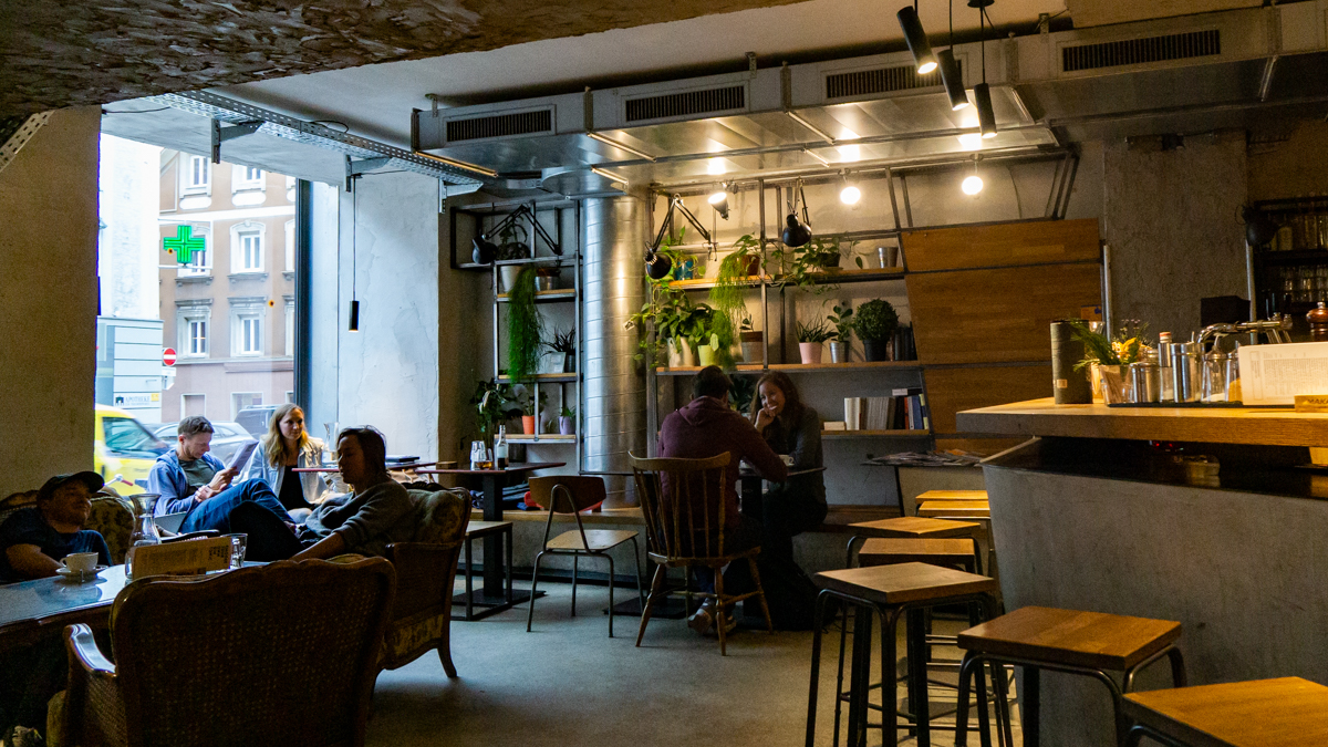 Sitzgelegenheiten im Kater Noster Innsbruck