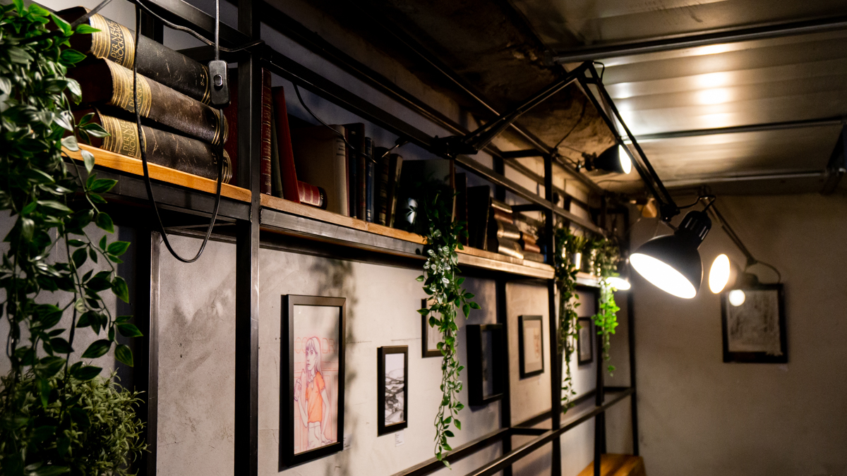 Bücherwand im Kater Noster Innsbruck