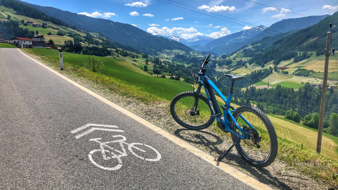 EBIKE-MIT-RADZEICHEN-VOR-WIPPTAL