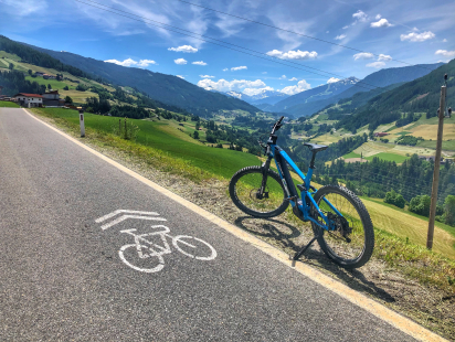 EBIKE-MIT-RADZEICHEN-VOR-WIPPTAL